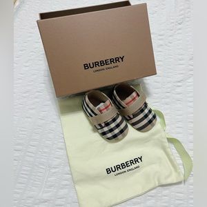 Shoes Burberry for baby size 17